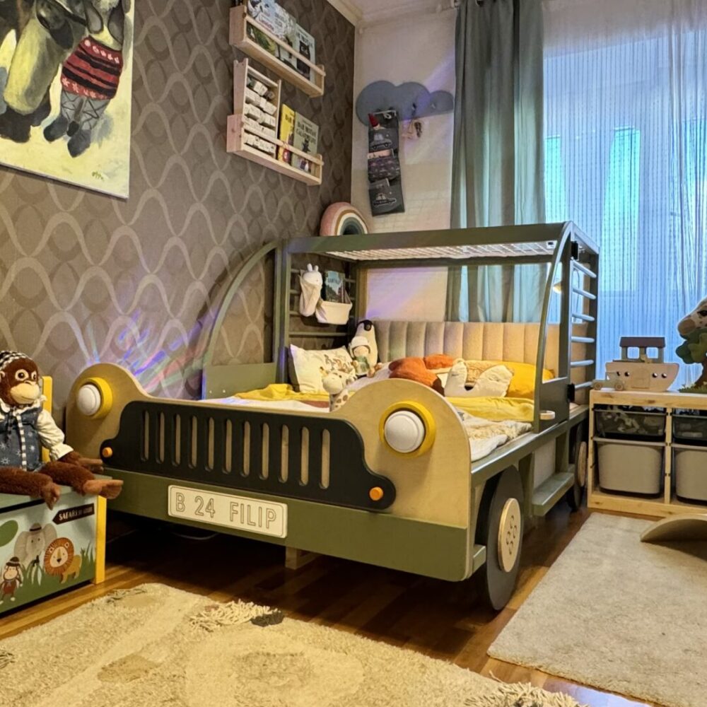 Pat Jeep pentru copii – lemn masiv, design realist, cu faruri dinamice